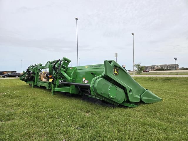 Image of John Deere C12F equipment image 4