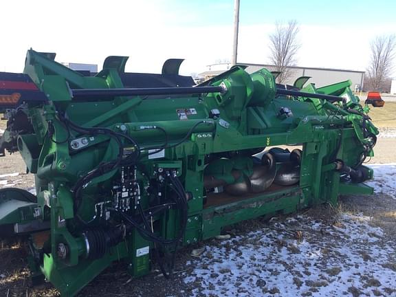 Image of John Deere C12F equipment image 4