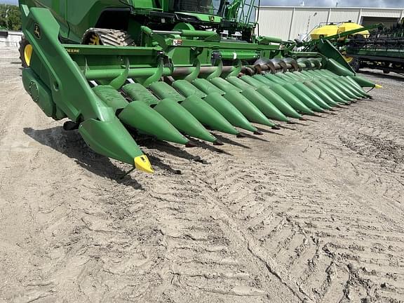 Image of John Deere C18F equipment image 4