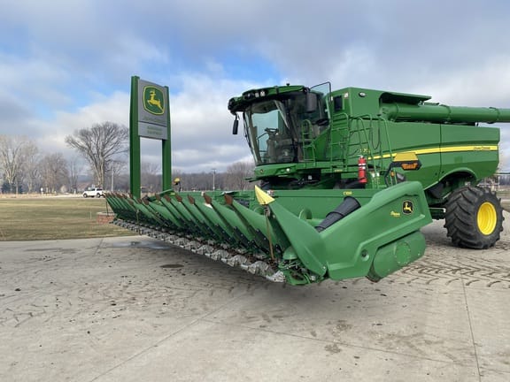 2022 John Deere C18R Equipment Image0