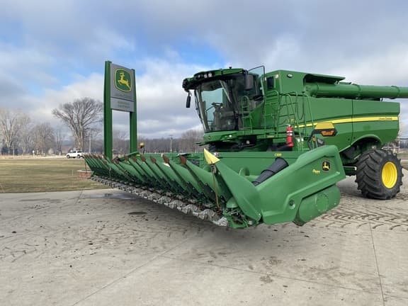 Image of John Deere C18R Primary image