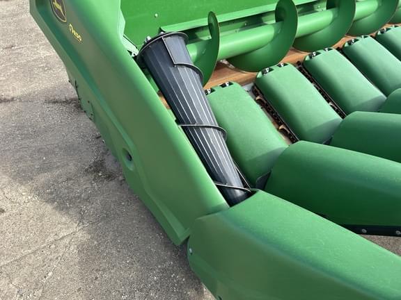 Image of John Deere C18R equipment image 4