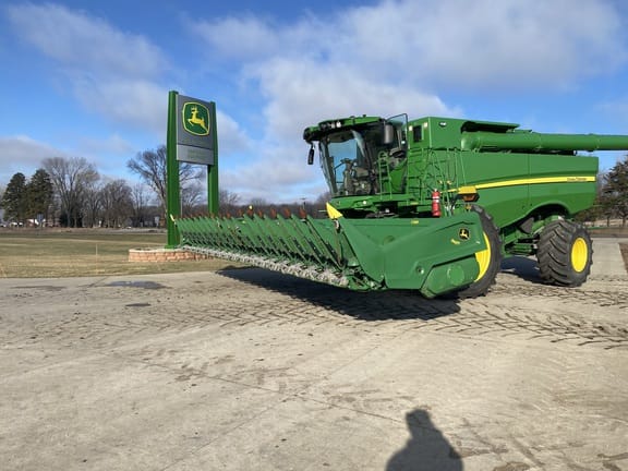 2022 John Deere C18R Equipment Image0
