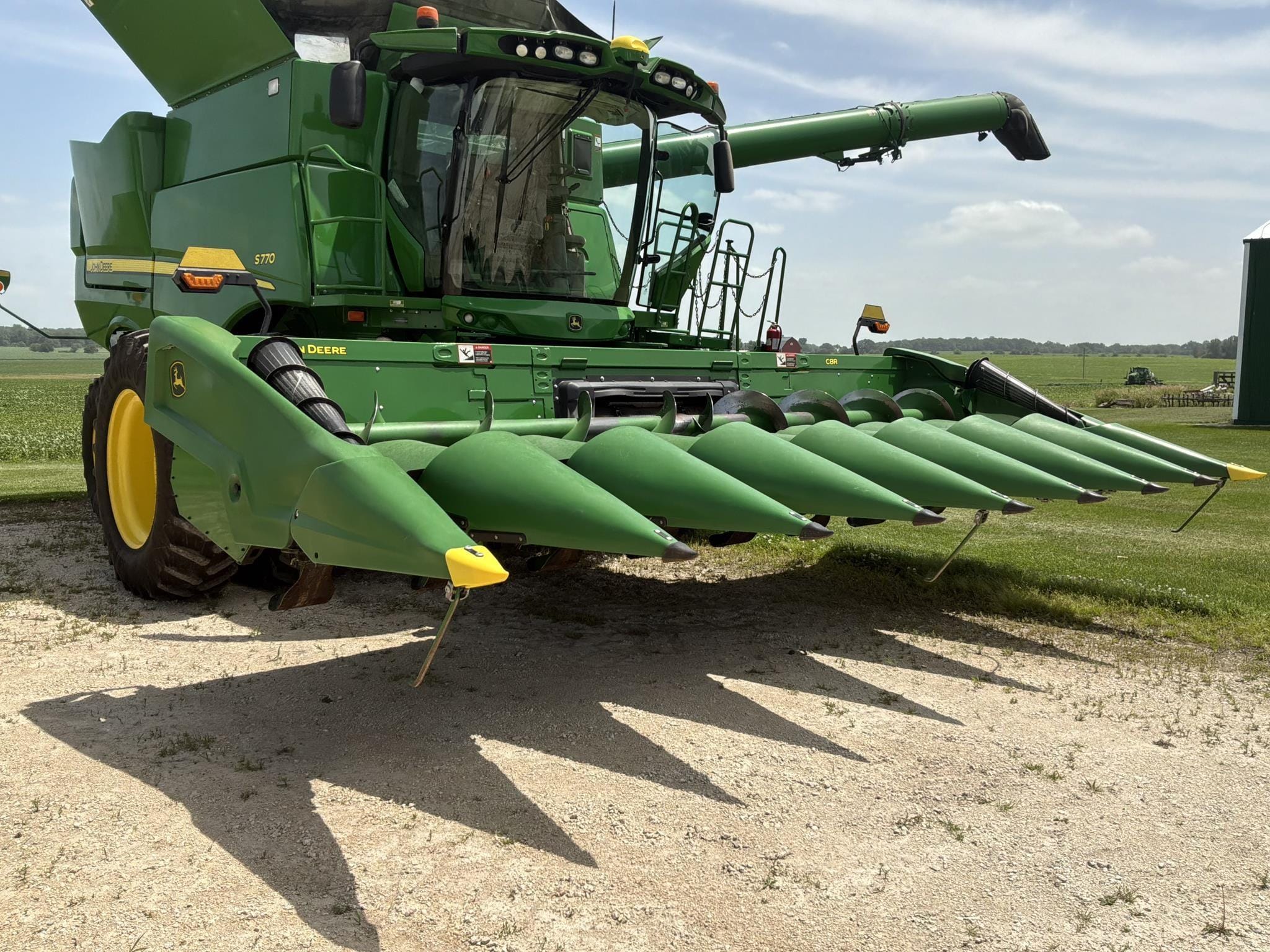 2022 John Deere C8R Equipment Image0