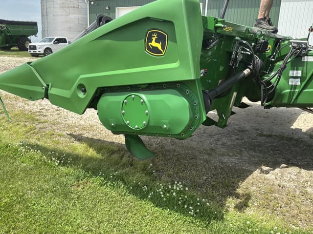 Image of John Deere C8R equipment image 3