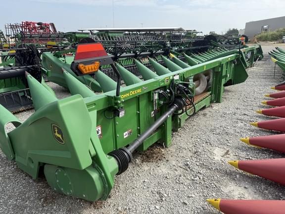 Image of John Deere C8R equipment image 4