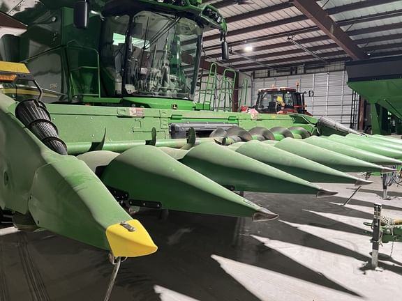 2022 John Deere C8R Equipment Image0