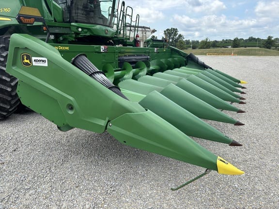 2022 John Deere C8R Equipment Image0