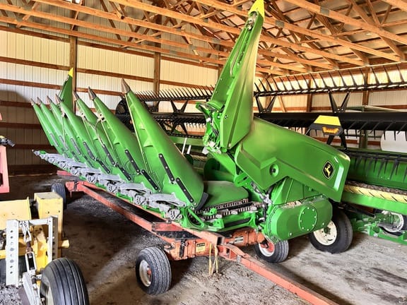 2022 John Deere C8R Equipment Image0