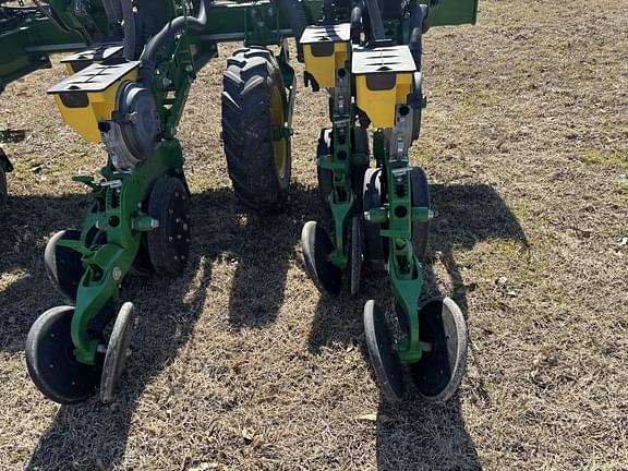 Image of John Deere DR12T equipment image 4