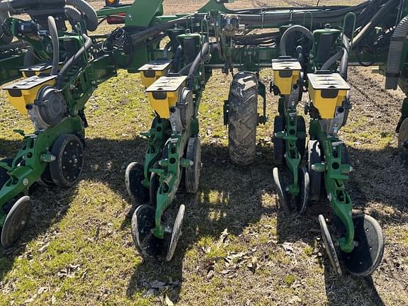 Image of John Deere DR12T equipment image 1