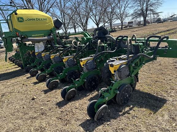 Image of John Deere DR12T equipment image 3