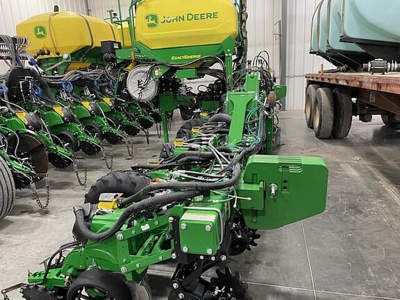 Image of John Deere DR12X equipment image 4