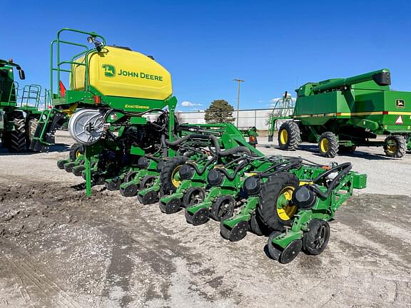 Image of John Deere DR12X equipment image 4