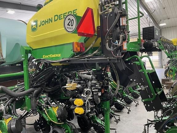 Image of John Deere DR12X equipment image 2