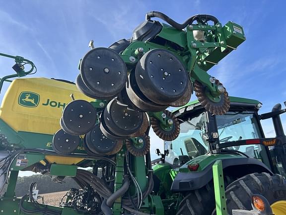 Image of John Deere DR12X equipment image 4