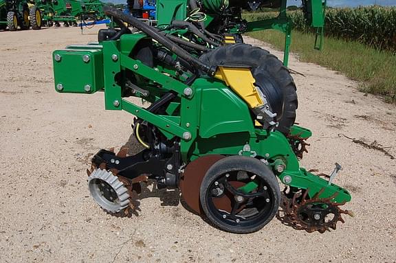 Image of John Deere DR12X equipment image 2