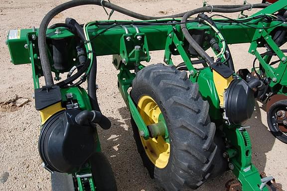 Image of John Deere DR12X equipment image 3