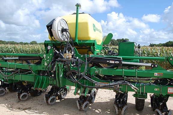 Image of John Deere DR12X equipment image 4