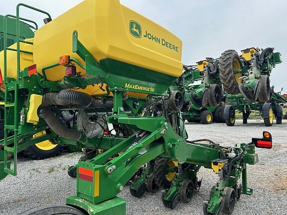 Image of John Deere DR12X equipment image 2