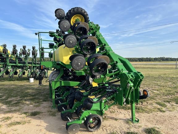 Image of John Deere DR16X equipment image 2