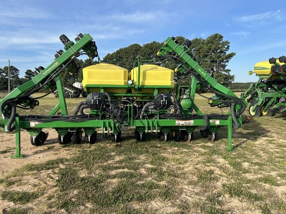 Image of John Deere DR16X equipment image 1