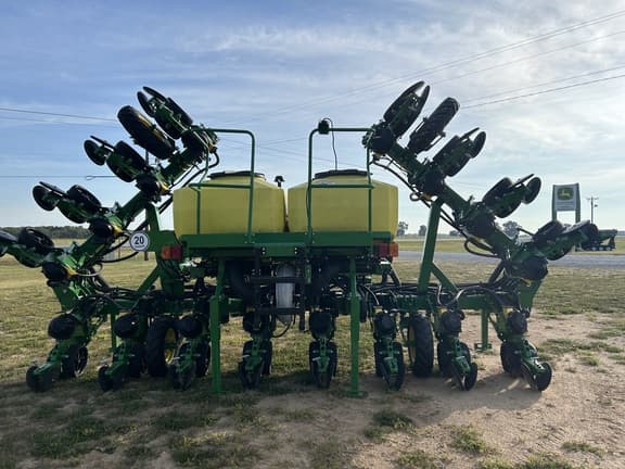 Image of John Deere DR16X equipment image 3