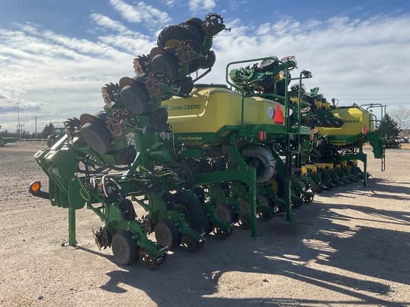 Image of John Deere DR16X equipment image 1