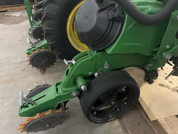 Image of John Deere DR18 equipment image 4