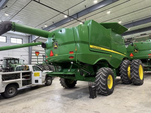 Image of John Deere S760 equipment image 1