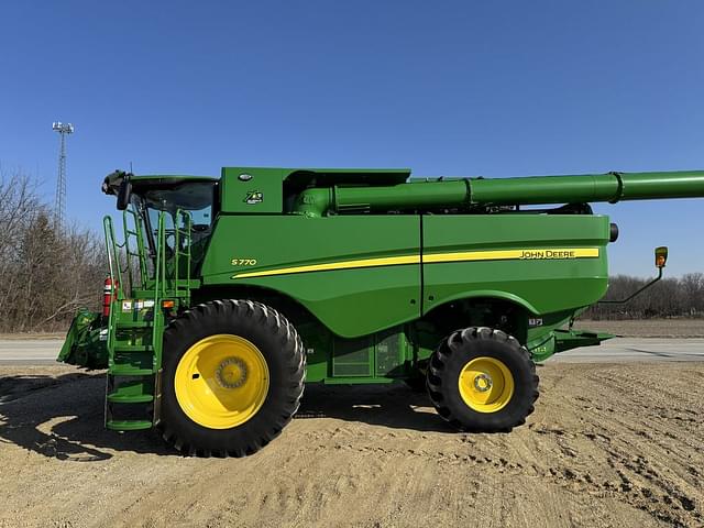 Image of John Deere S770 equipment image 1