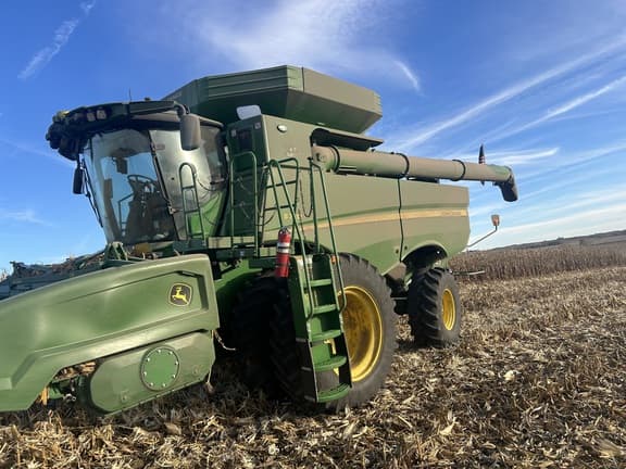 Image of John Deere S770 equipment image 1