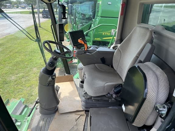 Image of John Deere S770 equipment image 3