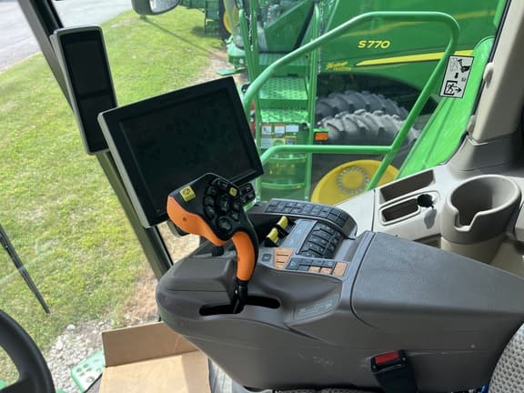 Image of John Deere S770 equipment image 4