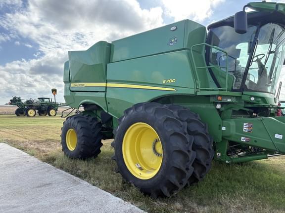 Image of John Deere S780 equipment image 1