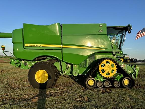 Image of John Deere S780 equipment image 1