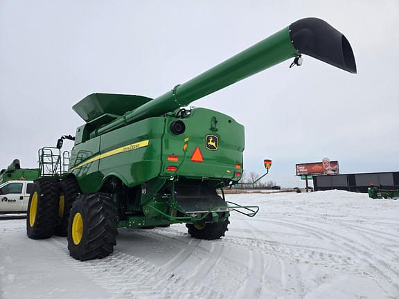 Image of John Deere S780 equipment image 1