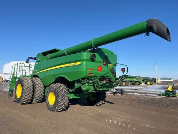 Image of John Deere S780 equipment image 2