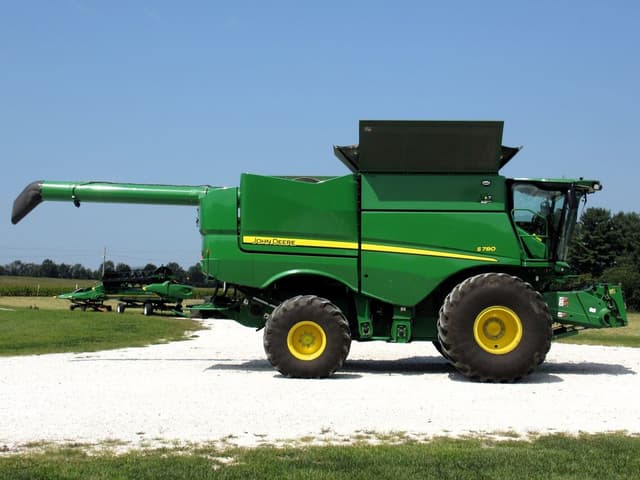 Image of John Deere S780 equipment image 3