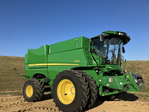 Image of John Deere S780 equipment image 1