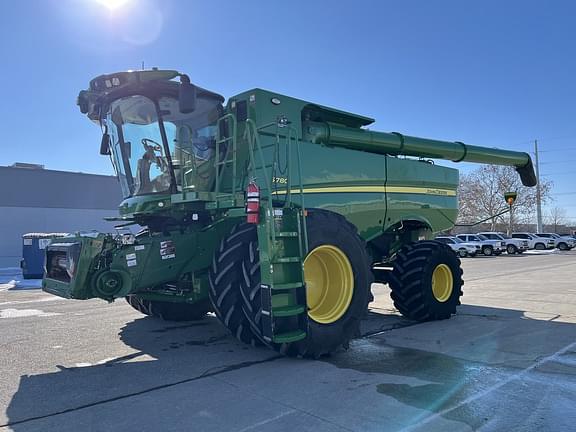 Image of John Deere S780 equipment image 1