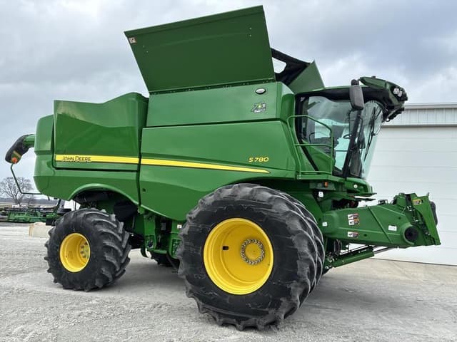 Image of John Deere S780 equipment image 1