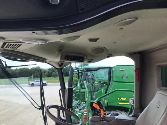 Image of John Deere S780 equipment image 2