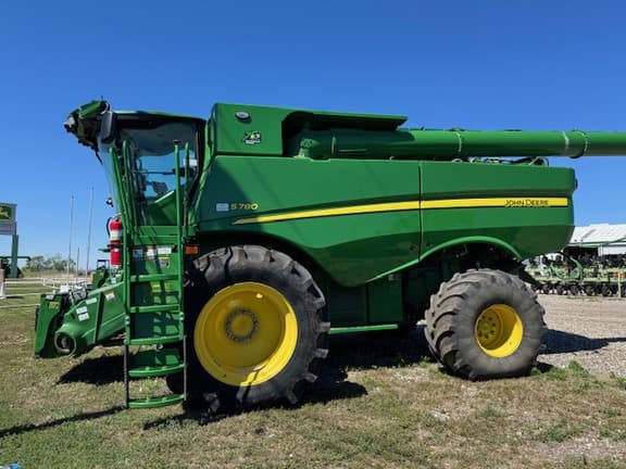 Image of John Deere S780 equipment image 1
