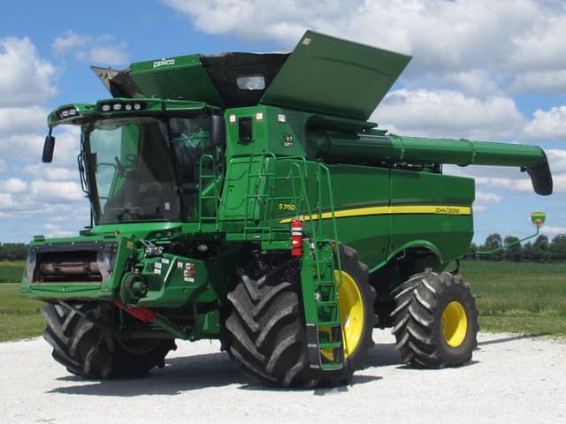 Image of John Deere S780 equipment image 1