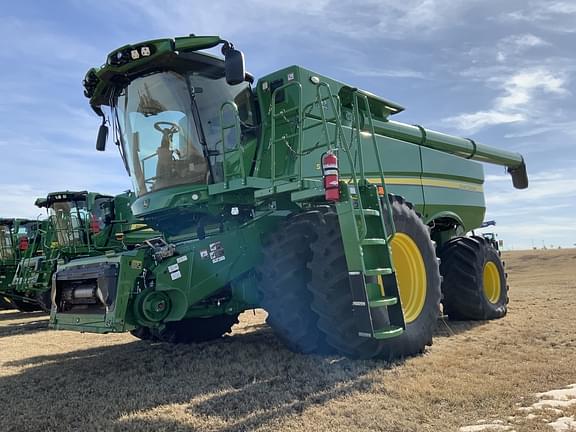 Image of John Deere S780 equipment image 1