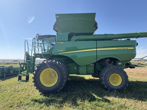 Image of John Deere S780 equipment image 1