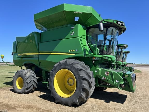 Image of John Deere S790 equipment image 1