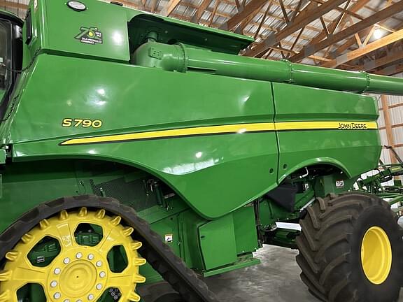 Image of John Deere S790 equipment image 2