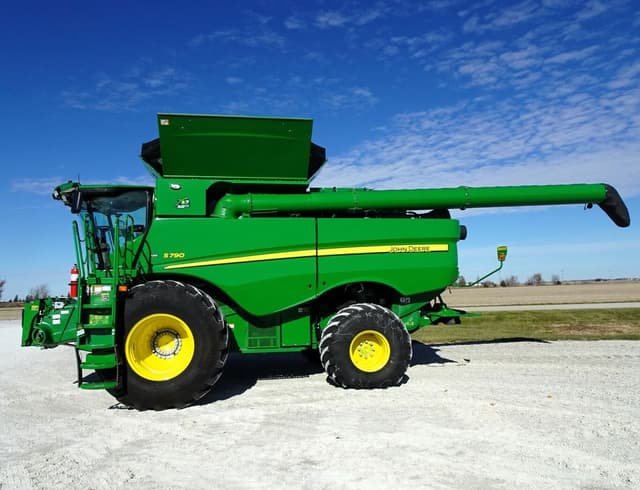 Image of John Deere S790 equipment image 2